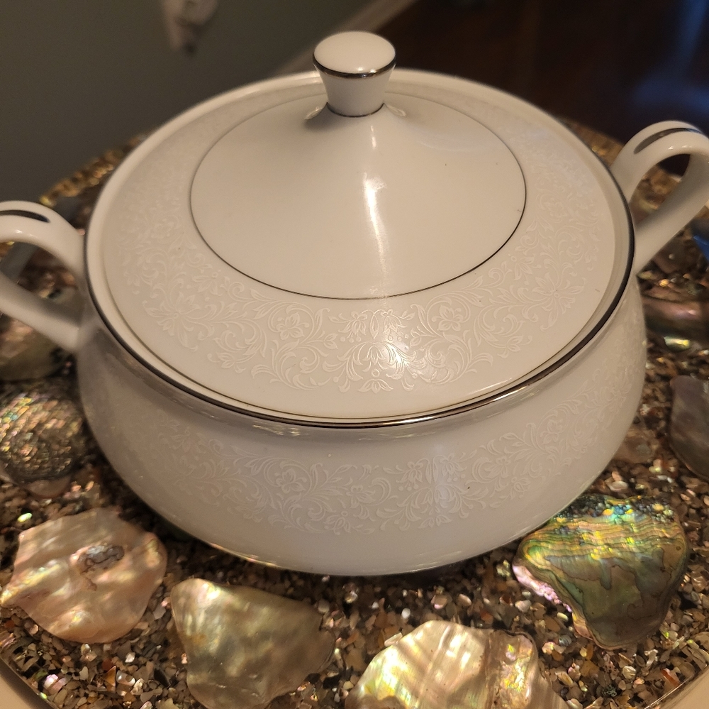 Salem China , Lace Bouquet  Round  Covered Casserole